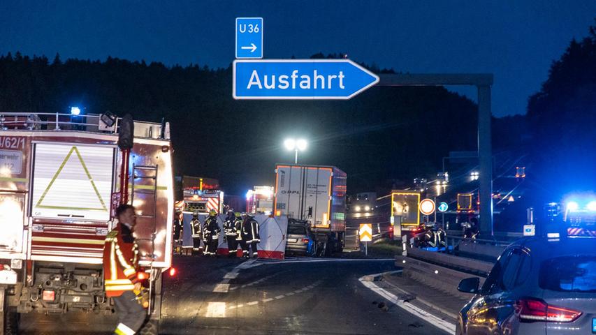 Nach der Bergung der Fahrzeuge und der Reinigung der Fahrbahn konnten alle Fahrspuren der A 9 Richtung München nach 4 Stunden wieder für den Verkehr freigegeben werden.   