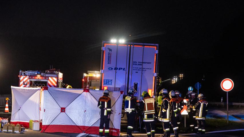 Tödlicher Unfall auf der A9: BMW kracht ungebremst in LKW-Heck