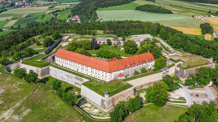 Neugierige Kinder sind am Freitag zu einer aufregenden Führung durch die Hohenzollernfestung Wülzburg, einem ehemaligen Benediktinerkloster oberhalb von Weißenburg, eingeladen. Der abenteuerliche Rundgang beginn um 14 Uhr. Treffpunkt ist am Infostand im Innenhof des von 1588 bis 1610 errichteten Baus.
