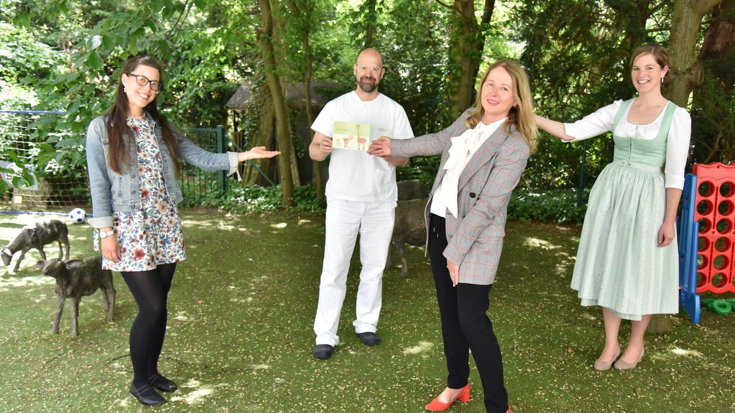 Autorin Jennifer Hetzel (l.) und Oberarzt PD Dr. André Hörning präsentierten ihr druckfrisches Kinderbuch zusammen mit den Vertreterinnen des sponsernden Unternehmens Nutricia Milupa Ulrike Bindl, Healthcare Nutrition KOL Advisor (2. v. r.), und Anna Hasler von der Nutricia Milupa GmbH