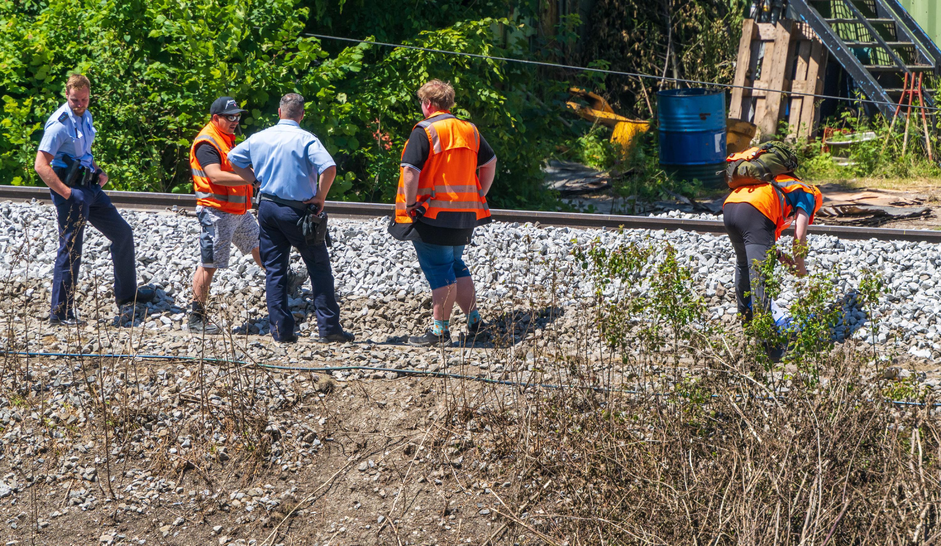 Von Garmisch bis Burgrain gilt der Gleisbereich nach wie vor als Tatort. Er wird weiterhin auf mögliche Spuren untersucht.