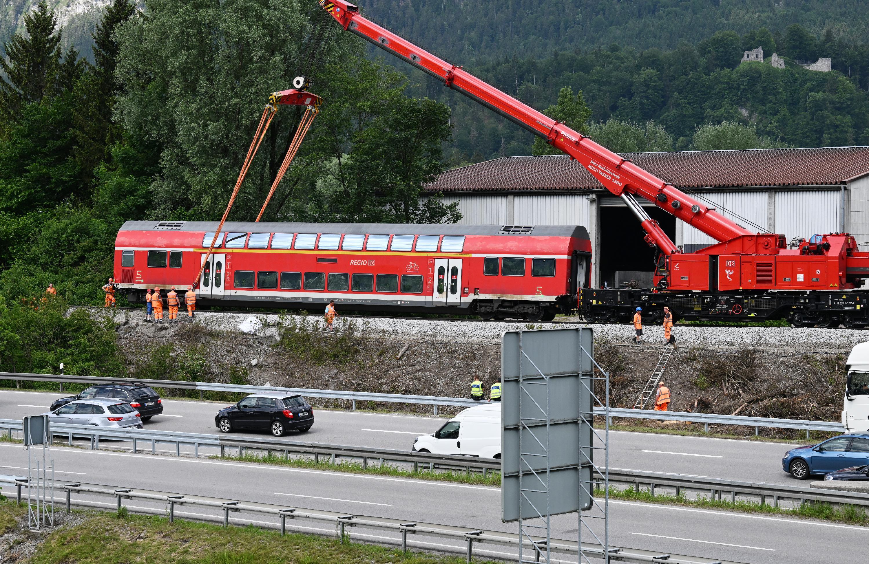 Zwölf Tage nach dem tragischen Zugunglück in Burgrain bei Garmisch-Partenkirchen in Oberbayern werden am Mittwoch, 15. Juni, die letzten Waggons sowie die Lok geborgen.