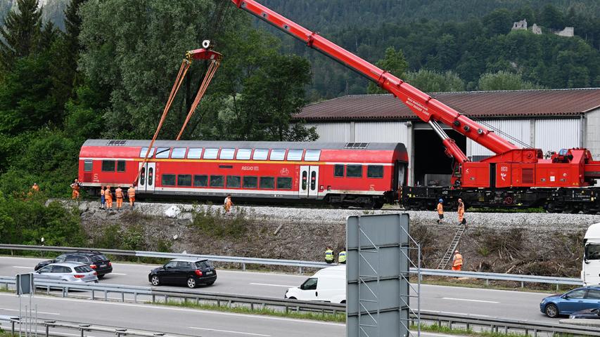 Zwölf Tage nach dem tragischen Zugunglück in Burgrain bei Garmisch-Partenkirchen in Oberbayern werden am Mittwoch, 15. Juni, die letzten Waggons sowie die Lok geborgen.
