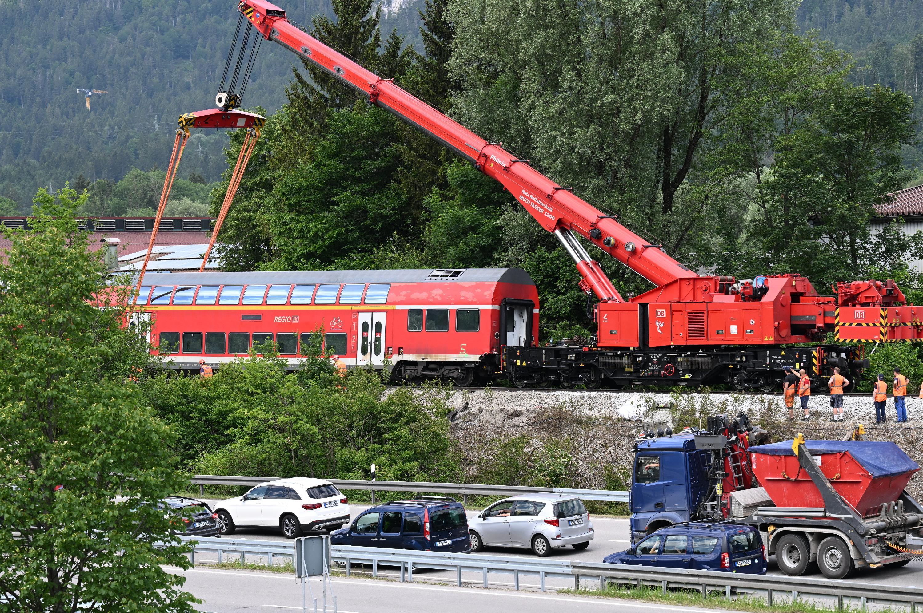Zum Einsatz kam auch ein spezieller Schienenkran, der 160 Tonnen wiegt. Er ist aus dem Ruhrgebiet in die bayerischen Alpen gekommen.