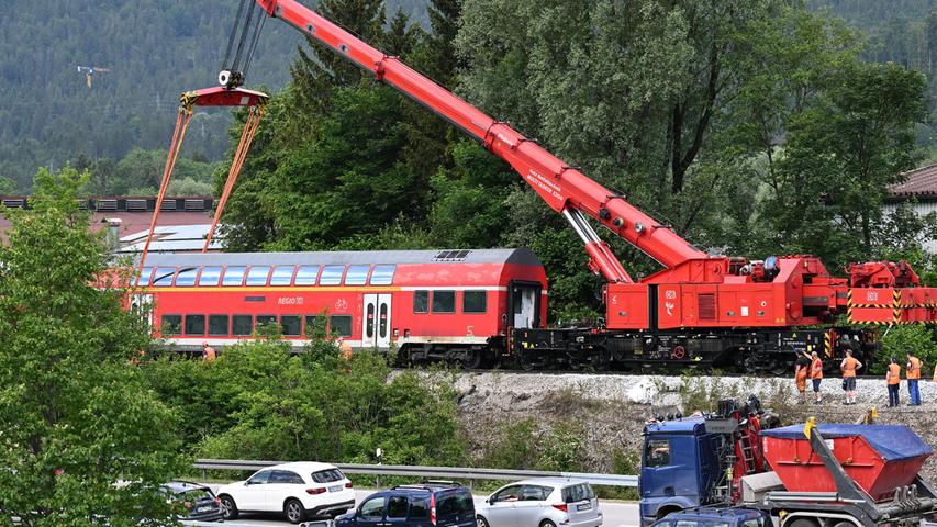 Zum Einsatz kam auch ein spezieller Schienenkran, der 160 Tonnen wiegt. Er ist aus dem Ruhrgebiet in die bayerischen Alpen gekommen.
