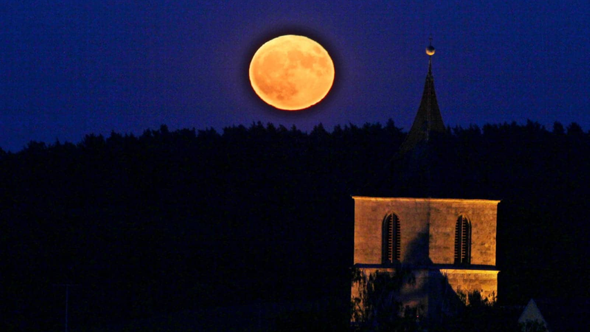 Heller und etwas größer als üblich hat der Mond in der Nacht die Blicke auf sich gezogen - auch im Landkreis Ansbach.
