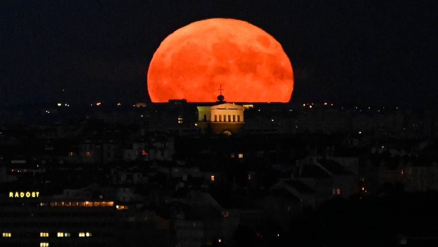 Eine weitere Aufnahme aus Prag. Fachleute nennen den Punkt, an dem der Mond auf seiner elliptischen Umlaufbahn der Erde am nächsten kommt, Perigäum. Durchläuft der Mond zu diesem Zeitpunkt gleichzeitig die Vollmondphase, spricht man auch von einem Supermond.