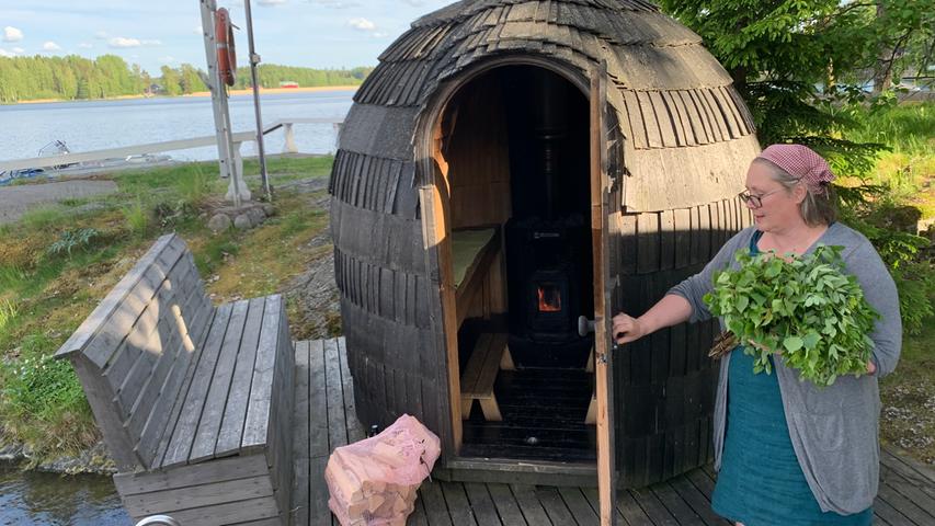Eine Saunameisterin wie Maaria Alén weiß viel um die Sauna-Tradition Finnlands, die tatsächlich bis auf die Steinzeit zurück geht.