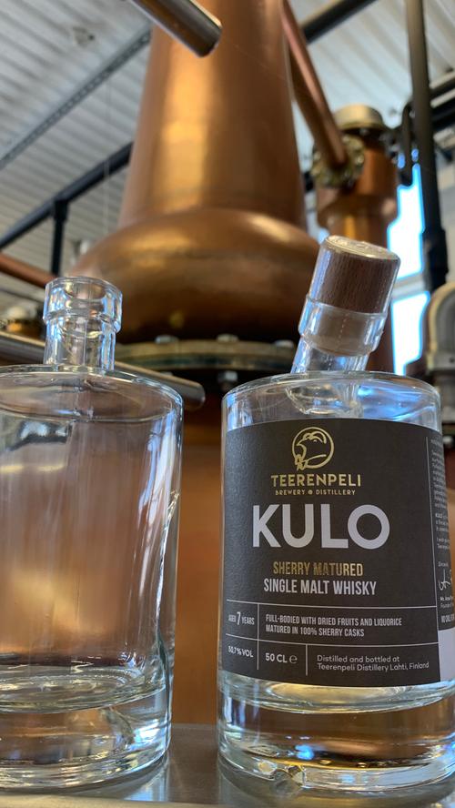 Schräg, aber eben typisch Finnisch: Die Destillerie darf ihren eigenproduzierten Whisky nicht in ihren eigenen Räumen verkaufen, sondern innerhalb des Landes nur in lizensierten Geschäften und Restaurants.
