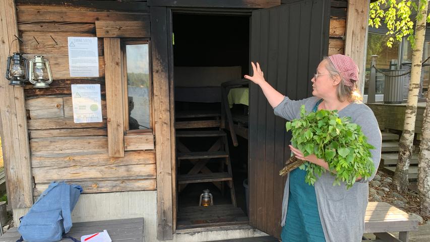 Saunameisterin Maaria Alén weist ihre Gäste mit viel Liebe zum Detail in die finnische Saunakultur ein. Hier zeigt sie eine Rauchsauna.