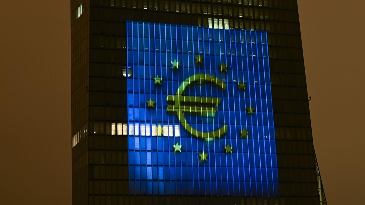 Die Europäische Zentralbank sagt der hohen Inflation im Euroraum den Kampf an - mit einer Anhebung des Leitzinses. Die Europäische Zentralbank sagt der hohen Inflation im Euroraum den Kampf an - mit einer Anhebung des Leitzinses.