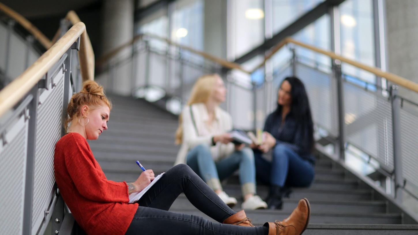 Ein duales Studium ist grundsätzlich an Hochschulen oder Berufsakademien möglich. Ein duales Studium ist grundsätzlich an Hochschulen oder Berufsakademien möglich.