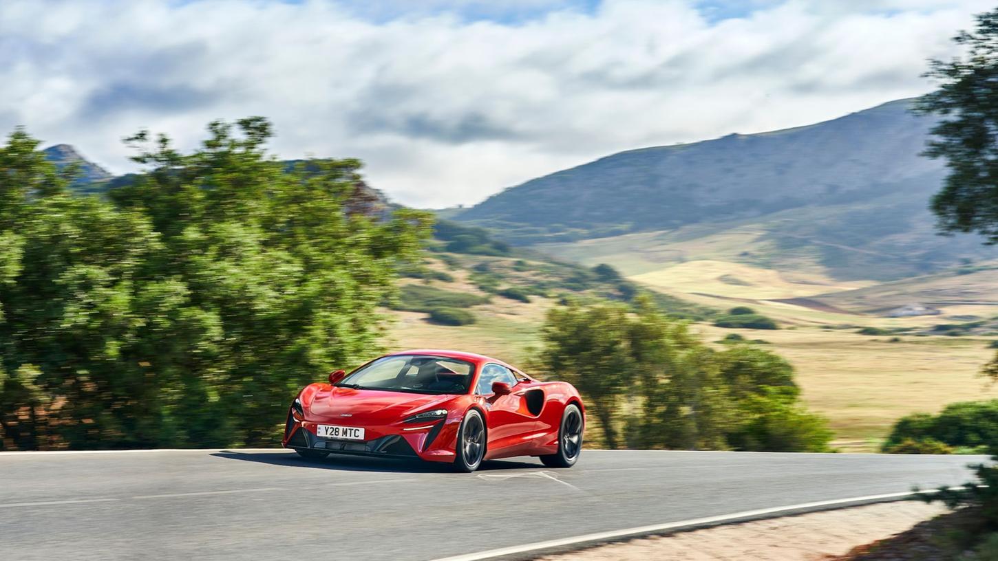 McLaren hat mit dem Supersportwagen Artura ein Plug-in-Modell im Programm, das zumindest kleinere Strecken rein elektrisch fahren kann. McLaren hat mit dem Supersportwagen Artura ein Plug-in-Modell im Programm, das zumindest kleinere Strecken rein elektrisch fahren kann.