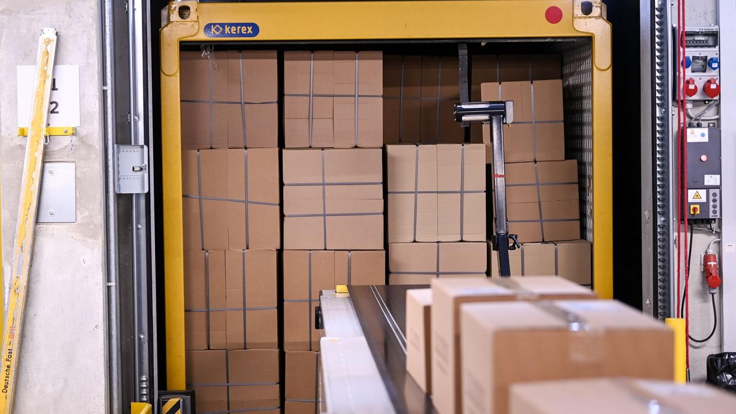 Noch hält der Paketboom in Deutschland an. Doch Händler rechnen nach den ersten beiden Corona-Jahren mit einer Rückkehr zur Normalität. Noch hält der Paketboom in Deutschland an. Doch Händler rechnen nach den ersten beiden Corona-Jahren mit einer Rückkehr zur Normalität.
