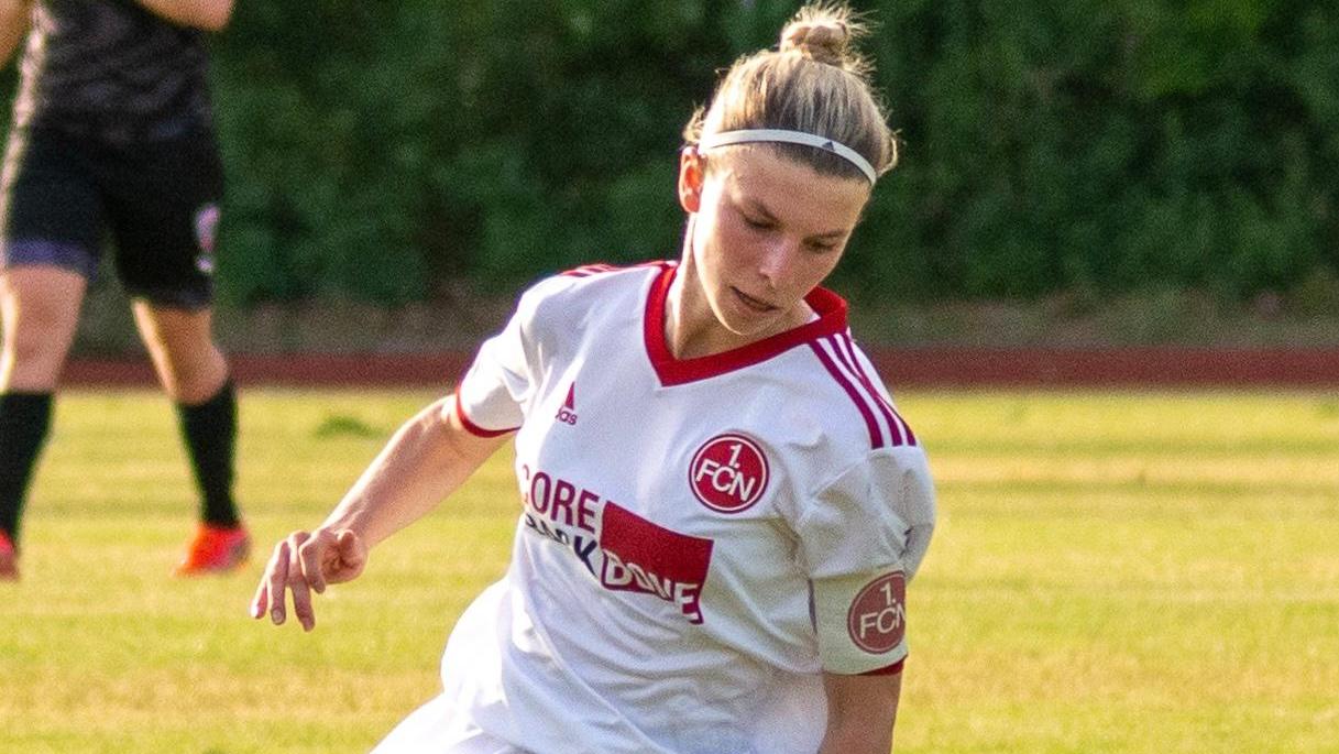 Lea-Sophie Stengel aus Pleinfeld ist Stammspielerin und Mannschaftskapitänin der U17 des 1. FC Nürnberg. Das Team, in dem auch hannah Schmid aus Möhren spielt, ist vor kurzem in die U17-Bundesliga (Süd-Gruppe) aufgestiegen.
Lea-Sophie Stengel aus Pleinfeld ist Stammspielerin und Mannschaftskapitänin der U17 des 1. FC Nürnberg. Das Team, in dem auch hannah Schmid aus Möhren spielt, ist vor kurzem in die U17-Bundesliga (Süd-Gruppe) aufgestiegen.