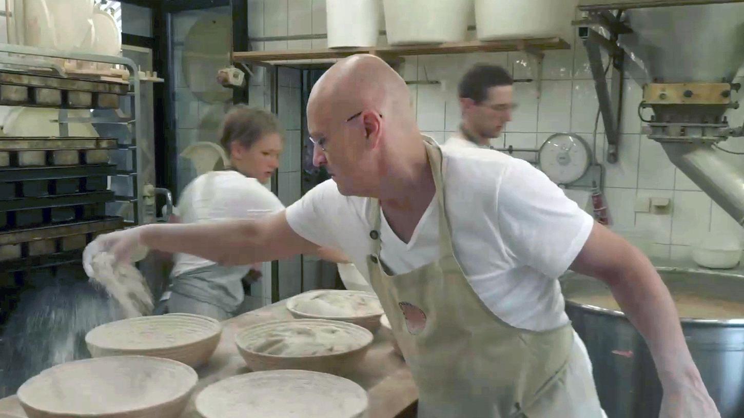 Von seinem Vater übernahm Arnd Erbel die traditionsreiche Backstube in Dachsbach: Noch heute arbeiten sie zusammen, zum Beispiel beim Brezenbacken.
Von seinem Vater übernahm Arnd Erbel die traditionsreiche Backstube in Dachsbach: Noch heute arbeiten sie zusammen, zum Beispiel beim Brezenbacken.