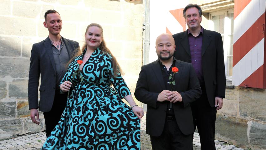 Wegen der anspruchsvollen Rollen waren verschiedene Partien doppelt besetzt. Deshalb sangen außerdem Ken Rosslau, Olga Mukhaina, Hibiki Tsuji und Martin Lucaß (v.l.). Wegen der anspruchsvollen Rollen waren verschiedene Partien doppelt besetzt. Deshalb sangen außerdem Ken Rosslau, Olga Mukhaina, Hibiki Tsuji und Martin Lucaß (v.l.).