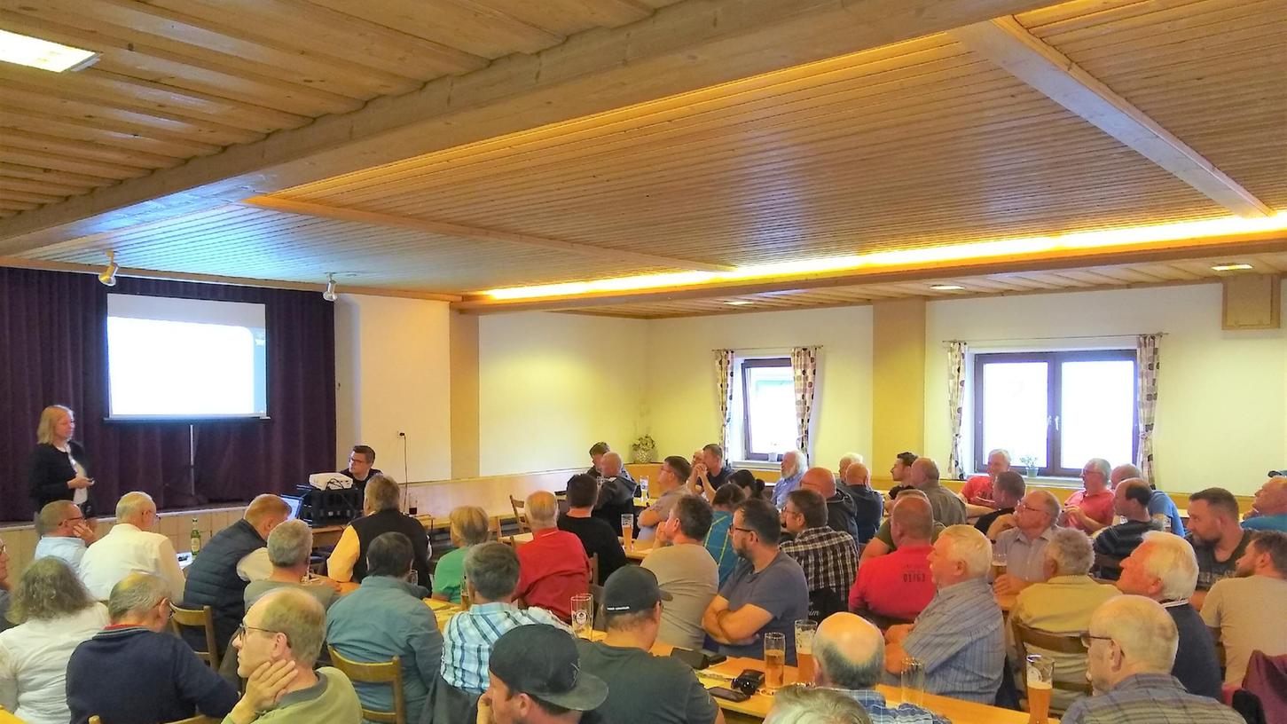 Knapp 90 Besucher fanden sich zur Bürgerversammlung in Wettelsheim ein.
