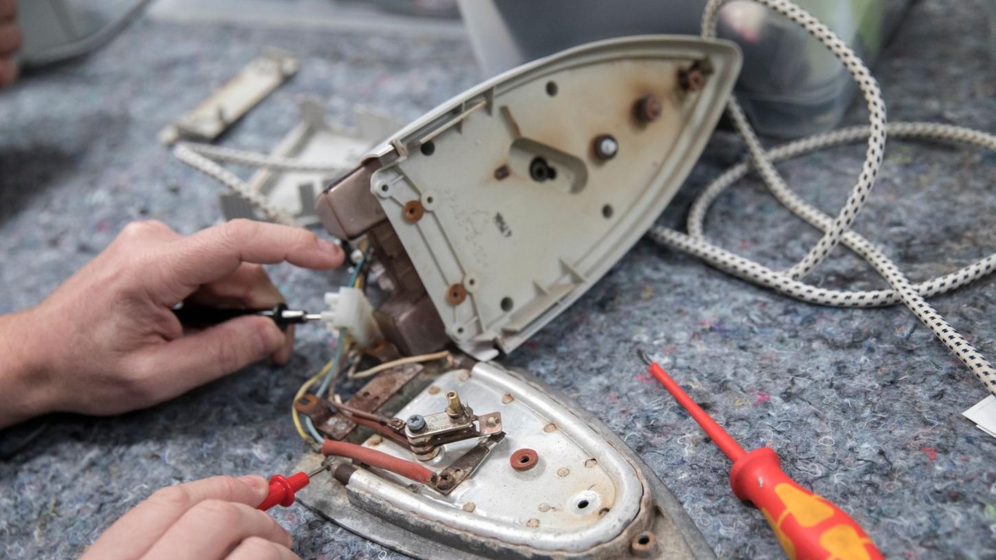 Es muss nicht immer ein neues Gerät sein: Oft lassen sich defekte Elektrogeräte auch reparieren. Wer dabei kostengünstige Unterstützung braucht, findet die oft im Netz oder bei Repair-Initiativen. Es muss nicht immer ein neues Gerät sein: Oft lassen sich defekte Elektrogeräte auch reparieren. Wer dabei kostengünstige Unterstützung braucht, findet die oft im Netz oder bei Repair-Initiativen.