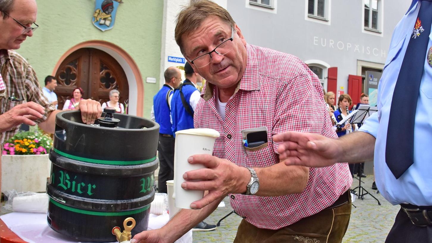 Kein Volksfest-Freibier in diesem Jahr: Die Stadt Pappenheim verzichtet auch 2022 auf das Volksfest, weil sich zu viele Dinge in der Kürze der Zeit nicht lösen ließen.
Kein Volksfest-Freibier in diesem Jahr: Die Stadt Pappenheim verzichtet auch 2022 auf das Volksfest, weil sich zu viele Dinge in der Kürze der Zeit nicht lösen ließen.