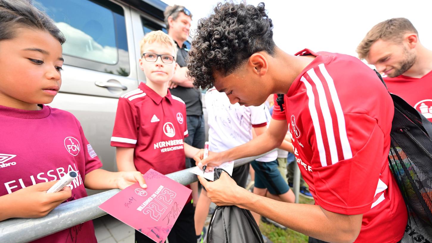 Bei den Fans auch mit 18 schon begehrt: Nathaniel Brown beim Trainingsauftakt des 1. FCN am Montag.
Bei den Fans auch mit 18 schon begehrt: Nathaniel Brown beim Trainingsauftakt des 1. FCN am Montag.