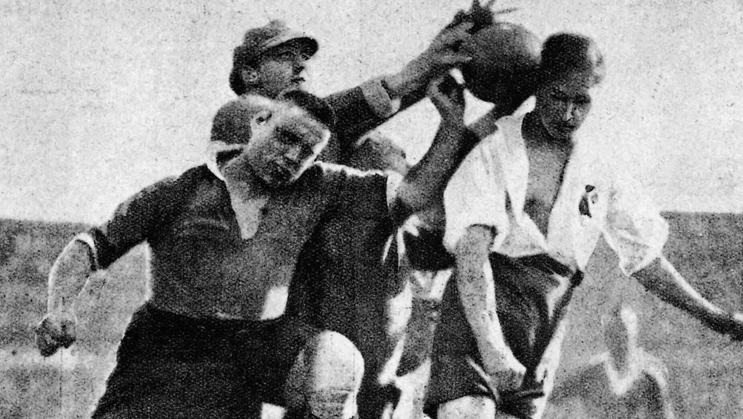 Fußball im Jahr 1922: 2:2 nach 90 Minuten beim Spiel HSV gegen 1. FCN. Weil es noch kein Elfmeterschießen gibt, soll bis zur Entscheidung gespielt werden.
Fußball im Jahr 1922: 2:2 nach 90 Minuten beim Spiel HSV gegen 1. FCN. Weil es noch kein Elfmeterschießen gibt, soll bis zur Entscheidung gespielt werden.