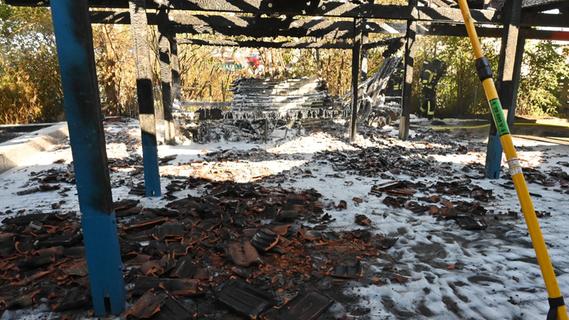 Bilder: Großer Brand an Schule in Bruck - Unterstand für Fahrräder total zerstört