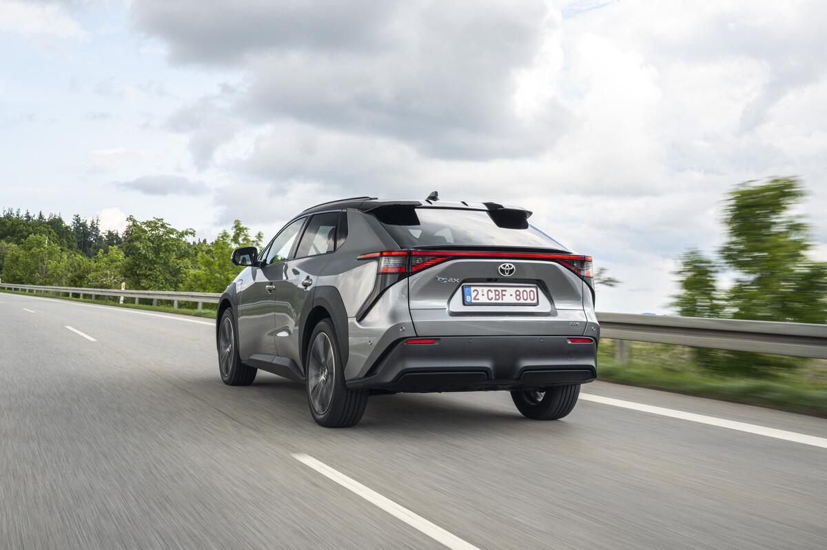 Der bZ4X steht in zwei Varianten zur Wahl: Einmal als Fronttriebler mit 150 kW/204 PS, einmal als 160 kW/218 PS starker Allradler mit zweitem E-Motor an der Hinterachse. Die Reichweite beträgt 514 beziehungsweise0415 Kilometer.