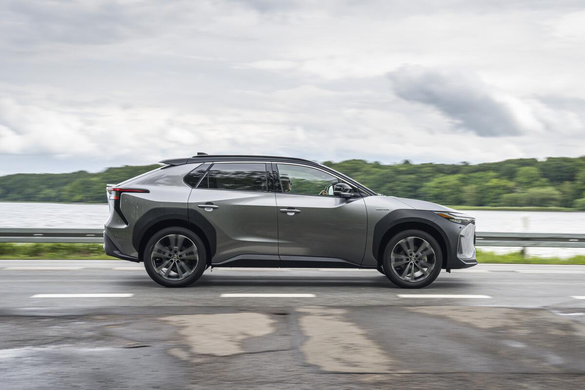 Wie alle E-Autos kommt der neue Stromer flink vom Fleck, den Standardsprint von 0 auf 100 km/h vollzieht er in 6,9 beziehungsweise (Fronttriebler) 7,5 Sekunden, die Höchstgeschwindigkeit wird jeweils bei 160 km/h abgeregelt.