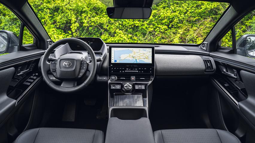 Bislang sieht es im Cockpit aber so aus: Klassisch-rundes Lenkrad, digitales Fahrerdisplay, großer Touchscreen.  