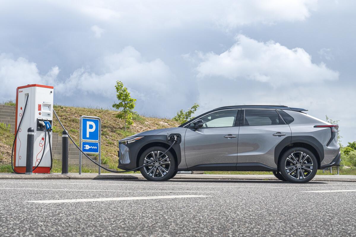 Nicht ganz nachvollziehbarerweise ist die - tief im Unterboden installierte - 71,4-kWh-Batterie zum Marktstart nur einphasig und mit bis zu 6,6 kW zu laden. ﻿