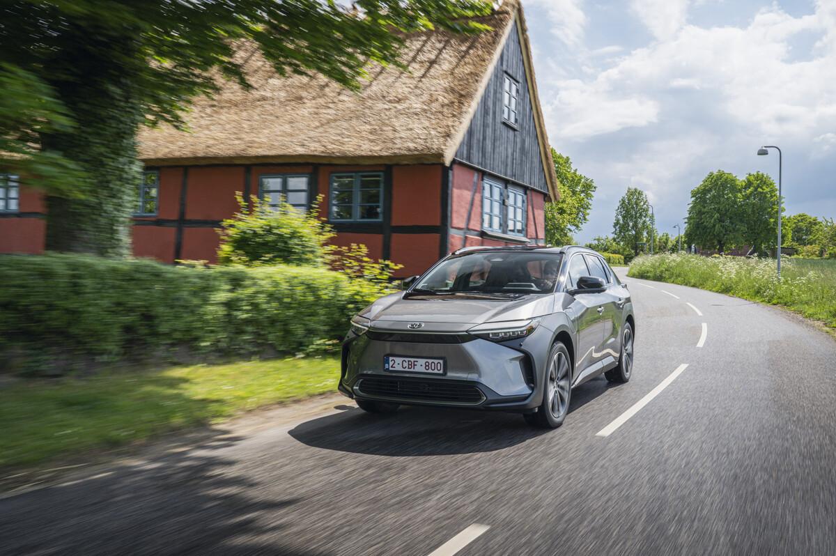 Gleichstrom-Schnellladen kann der bZ4X indes schon jetzt, konkret mit bis zu 150 kW, in einer halben Stunde lässt sich der Akku so von 0 auf 80 Prozent befüllen.