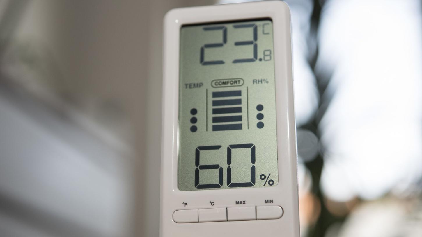 Nasse Laken im Wohnraum können etwas Abkühlung bringen. Denn durch die Verdunstung des Wassers wird der Umgebung Wärme entzogen. Um Schimmel zu vermeiden, sollte man aber nicht zu oft zu dieser Maßnahme greifen. Nasse Laken im Wohnraum können etwas Abkühlung bringen. Denn durch die Verdunstung des Wassers wird der Umgebung Wärme entzogen. Um Schimmel zu vermeiden, sollte man aber nicht zu oft zu dieser Maßnahme greifen.