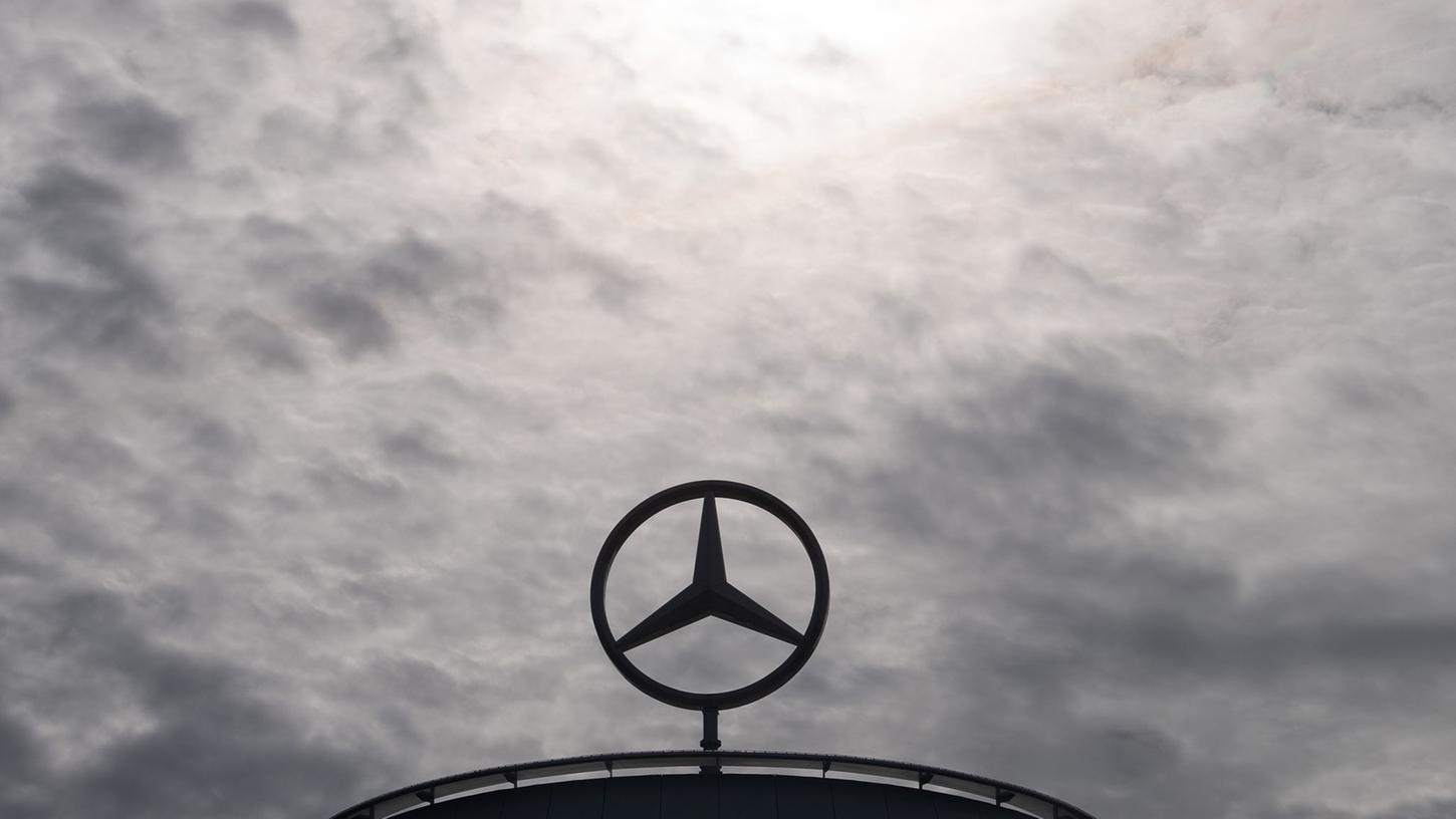 Mercedes verändert seine Verkaufsstrategie und möchte künftig mit weniger Autos mehr Geld verdienen.