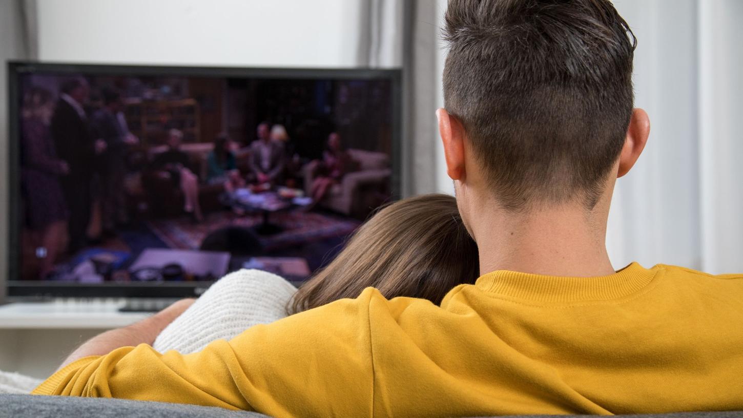 Kostenloses Streaming von Filmen kann verlockend sein - und illegal. Hellhörig werden sollten Verbraucher besonders dann, wenn aktuelle Kinofilme umsonst angeboten werden. Kostenloses Streaming von Filmen kann verlockend sein - und illegal. Hellhörig werden sollten Verbraucher besonders dann, wenn aktuelle Kinofilme umsonst angeboten werden.