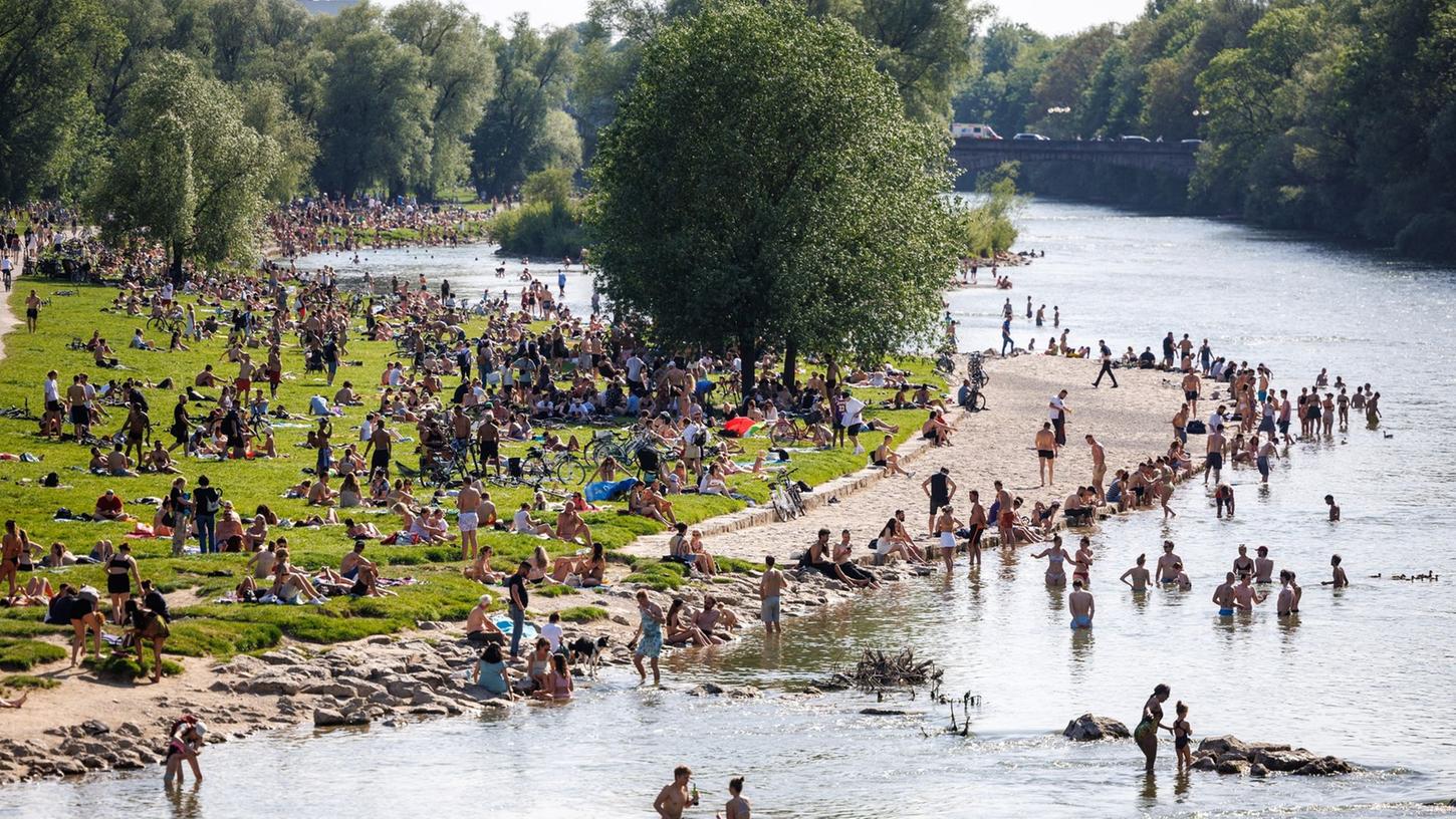 Nicht nur Badeseen sind beliebt zum Abkühlen an heißen Tagen, sondern auch Flüsse - wie hier die Isar in München. Doch gerade in der Mitte der Gewässer ist die Strömung oft stark.