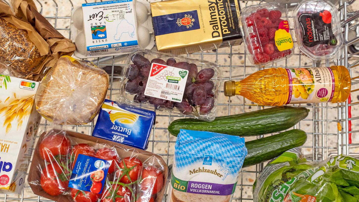 Ein typischer Einkauf in einem Supermarkt in Deutschland. (Symbolbild)
Ein typischer Einkauf in einem Supermarkt in Deutschland. (Symbolbild)