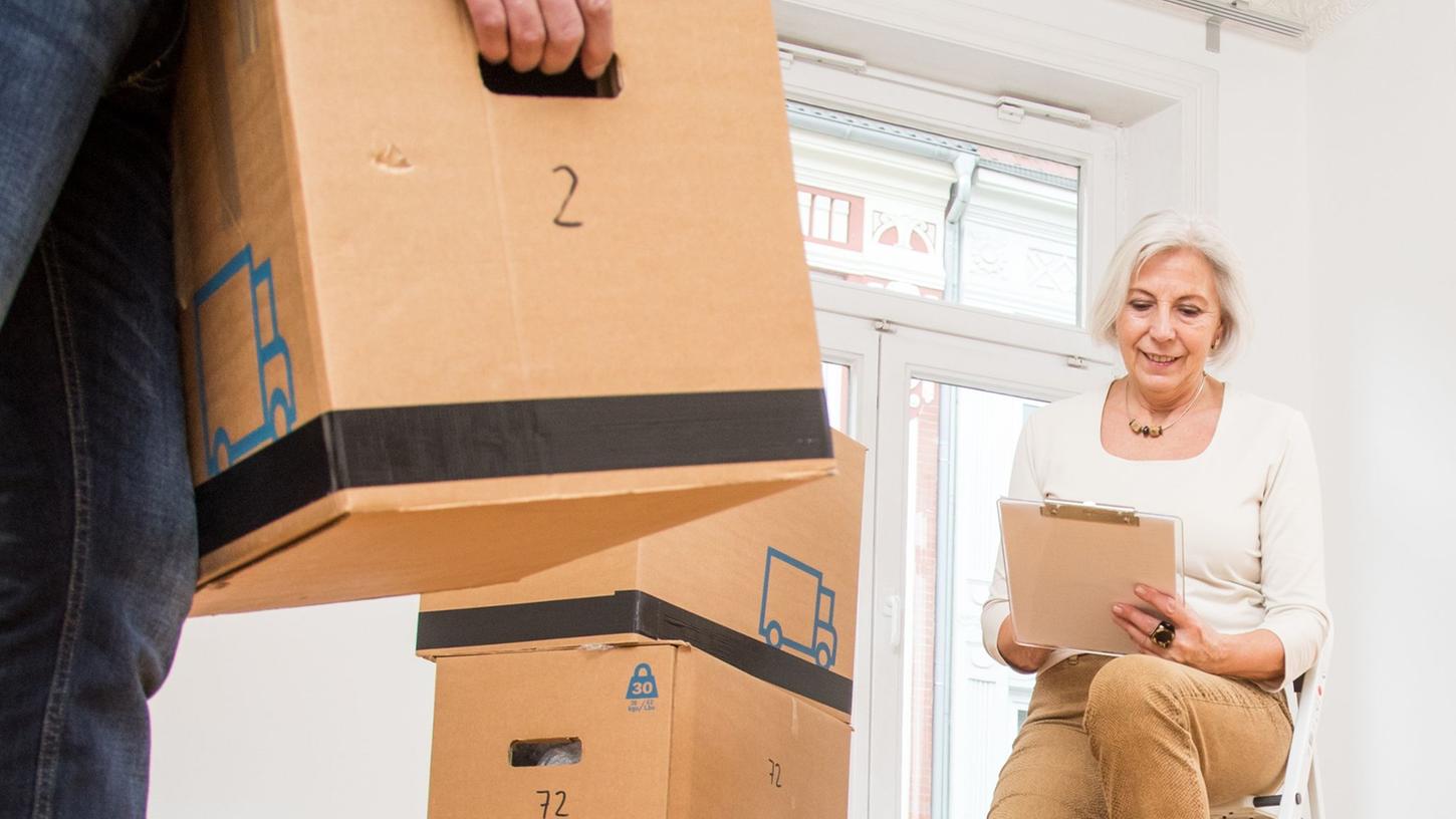 Umziehen, aber richtig: Rentnerinnen und Rentner sollten dem Renten Service einen Ortswechsel mitteilen, sonst droht der Zahlungsausfall. Umziehen, aber richtig: Rentnerinnen und Rentner sollten dem Renten Service einen Ortswechsel mitteilen, sonst droht der Zahlungsausfall.