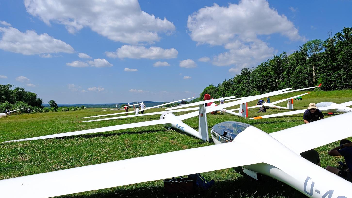 Bestes Segelflugwetter erleben die Teilnehmer des Talentfördergangs, der momentan in Weißenburg stattfindet. Im Vordergrund stehen die beiden Flugzeuge der Teilnehmer aus Treuchtlingen. Bestes Segelflugwetter erleben die Teilnehmer des Talentfördergangs, der momentan in Weißenburg stattfindet. Im Vordergrund stehen die beiden Flugzeuge der Teilnehmer aus Treuchtlingen.