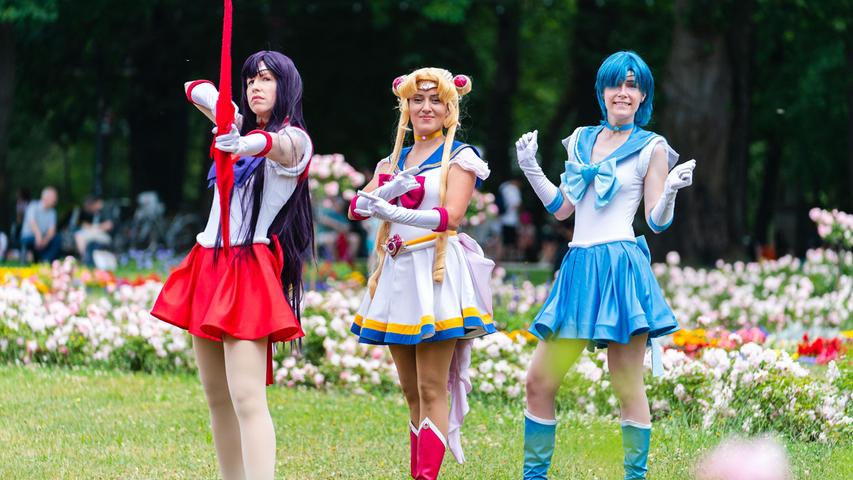 Die Cosplayerinnen Juchan Cosplay (von links nach rechts), Luminia und Abysinier in ihren Cosplay-Outfits als Sailor Mars (l-r), Sailor Moon und Sailor Merkur.