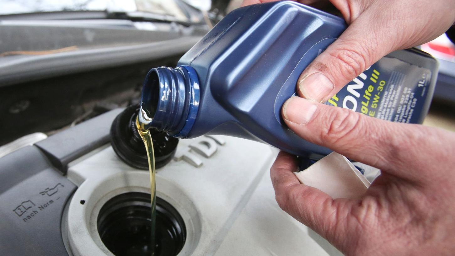 Zu wenig Motoröl? Dann schnell nachfüllen, sonst nimmt der Motor Schaden. Zu wenig Motoröl? Dann schnell nachfüllen, sonst nimmt der Motor Schaden.