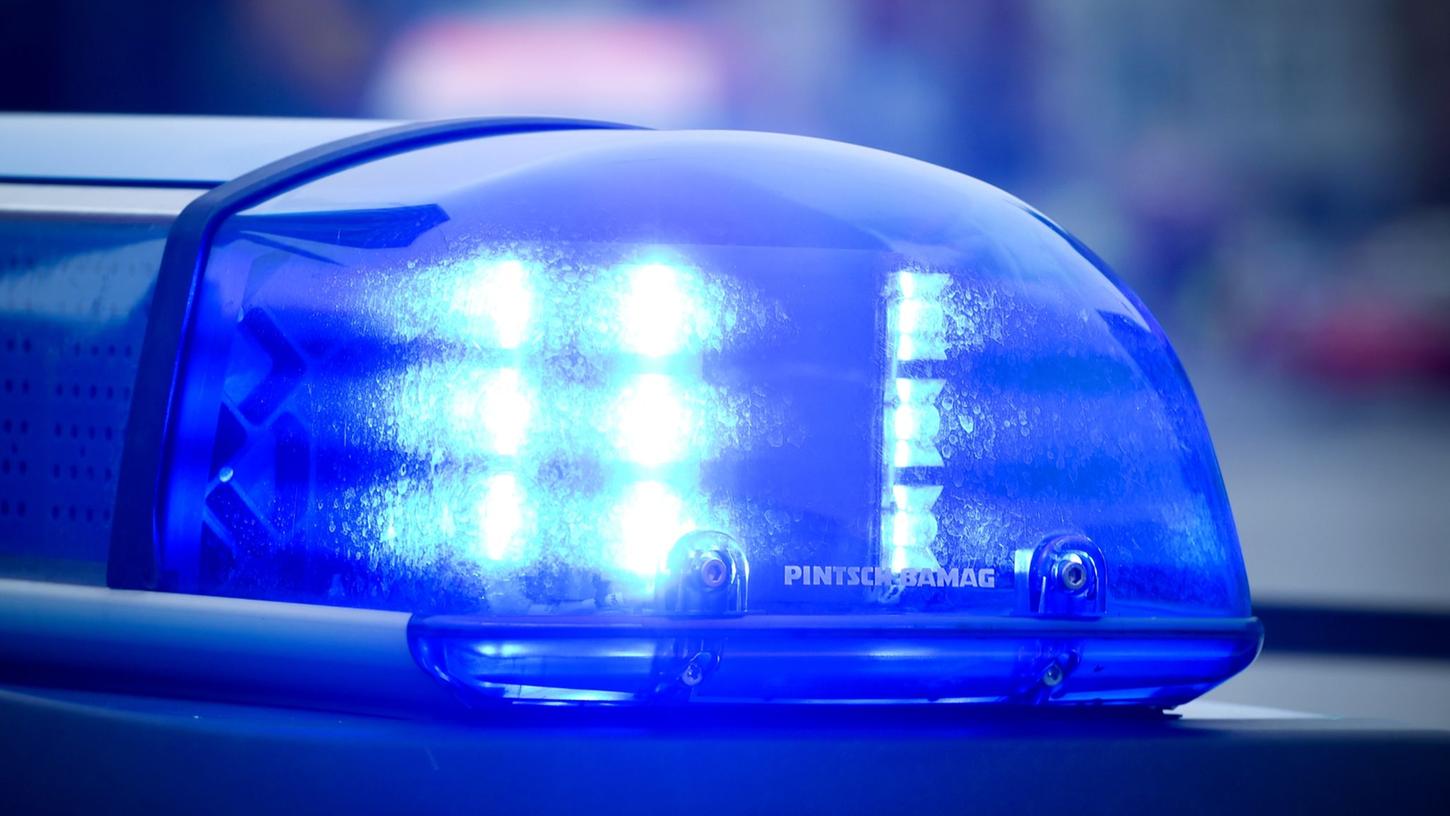 Das Blaulicht an einem Polizeiauto leuchtet. Das Blaulicht an einem Polizeiauto leuchtet.