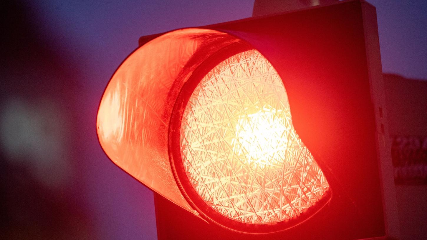 Vormogeln über die leere Linksabbiegerspur an Ampelkreuzungen kann schnell ein saftiges Bußgeld plus Fahrverbot nach sich ziehen. Vormogeln über die leere Linksabbiegerspur an Ampelkreuzungen kann schnell ein saftiges Bußgeld plus Fahrverbot nach sich ziehen.