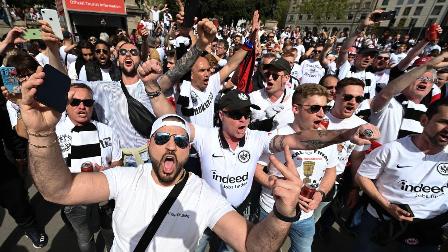 Unerwünscht: Anhänger von Eintracht Frankfurt - die man wegen ihrer Fan-Kluft auch so erkennt - beim Darts.
Unerwünscht: Anhänger von Eintracht Frankfurt - die man wegen ihrer Fan-Kluft auch so erkennt - beim Darts.