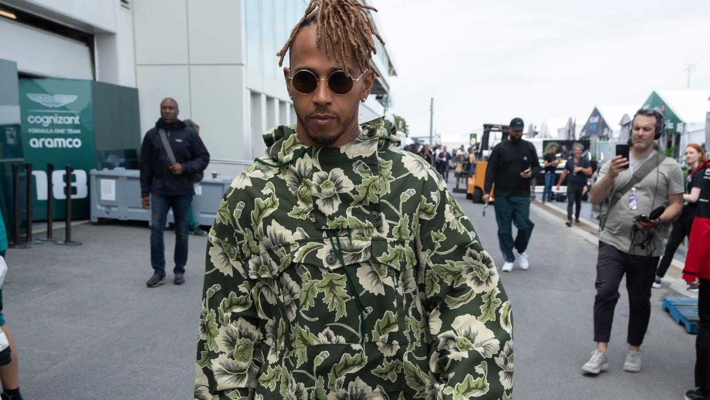 Ist seiner Physiotherapeutin dankbar: Formel-1-Star Lewis Hamilton im Fahrerlager. Ist seiner Physiotherapeutin dankbar: Formel-1-Star Lewis Hamilton im Fahrerlager.