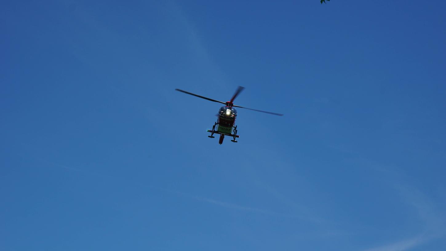 Ein Hubschrauber war vorsorglich im Einsatz (Symbolbild).