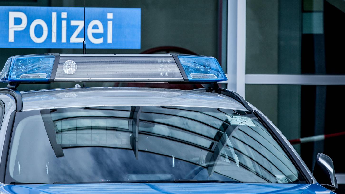 Einen schweren Verkehrsunfall mit zwei Verletzten und 60.000 Euro Schaden nahm die Polizei in Lonnerstadt auf.