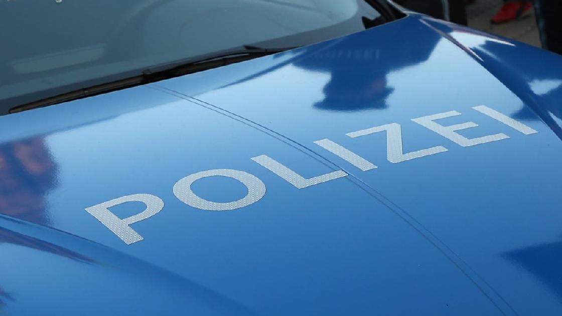 Die Motorhaube eines Polizeiautos wurde beschädigt.