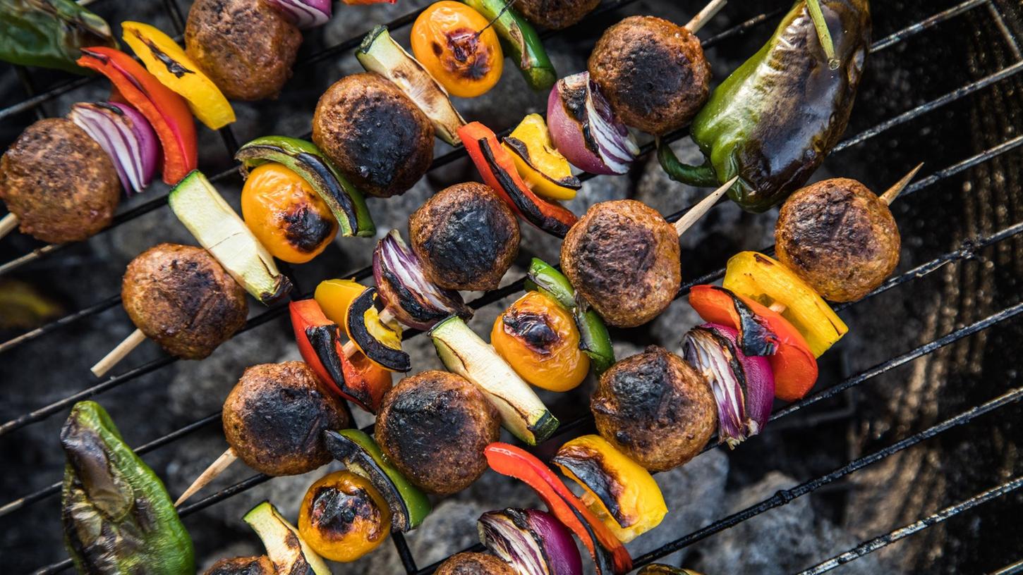 Gemüsereste können auf dem Grill lecker verwertet werden - etwa als Spieße. Gemüsereste können auf dem Grill lecker verwertet werden - etwa als Spieße.