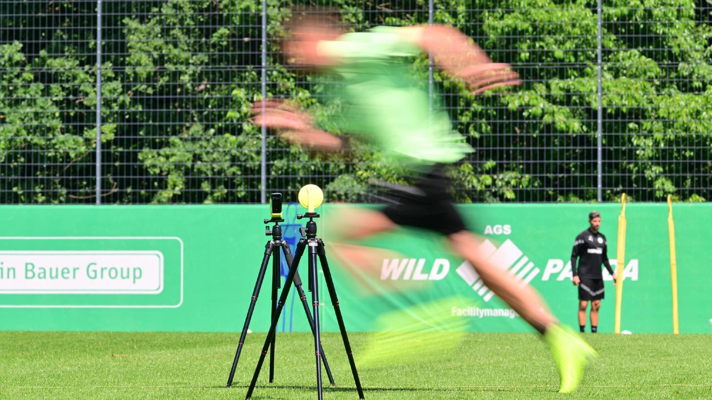 Rasant in die neue Runde: Jetzt wissen die Fürther Zweitliga-Profis, worauf sie hintrainieren. Der Spielplan für die Saison 2022/23 steht.
Rasant in die neue Runde: Jetzt wissen die Fürther Zweitliga-Profis, worauf sie hintrainieren. Der Spielplan für die Saison 2022/23 steht.